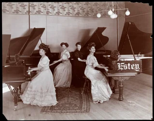 Vier Frauen sitzen an Klavieren bei der Estey Piano Corporation, 1908